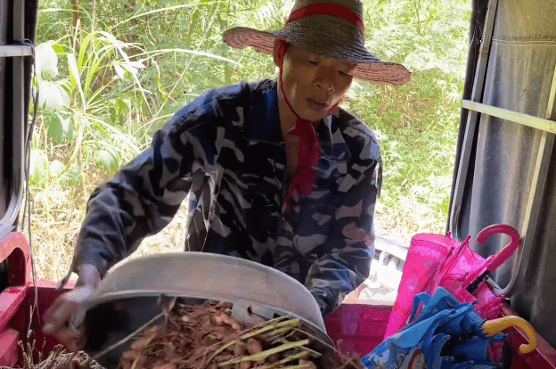 原创英子回娘家真实目的显露大哥成功复制阿乐成名路兄妹感情真好