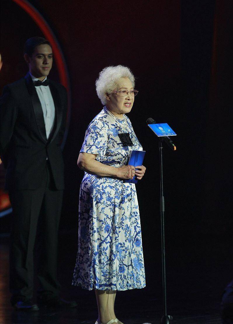 原创秦怡都99岁了仍然穿花裙化浓妆老艺术家的气质依旧不赖