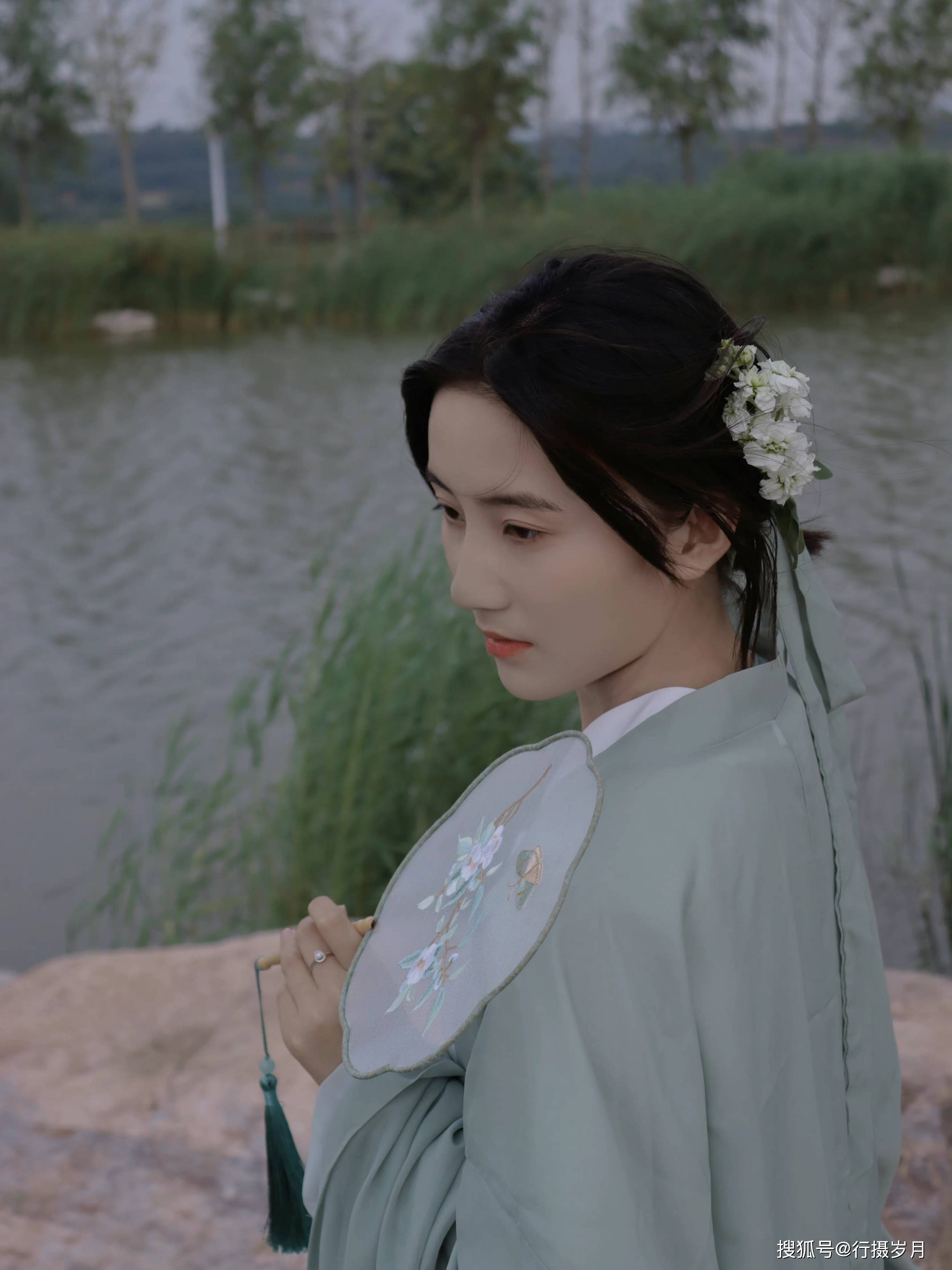 月夜愁,相思千年的等候,独守奈何的凄凉,今生许诺,早已成灰烬,青冥亦