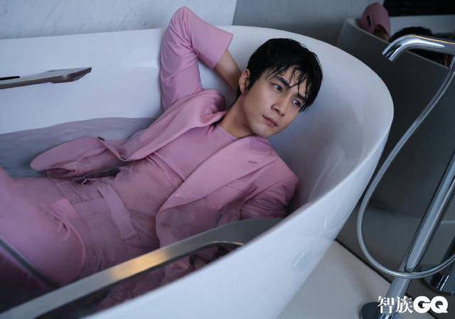 韩东君浴缸湿身拍大片,慵懒范穿搭尽显成熟男性魅力_荷尔蒙_服饰_生日