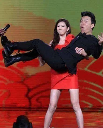 原创女星公主抱男星的镜头袁姗姗变身女汉子李湘表情痛苦还嫌弃