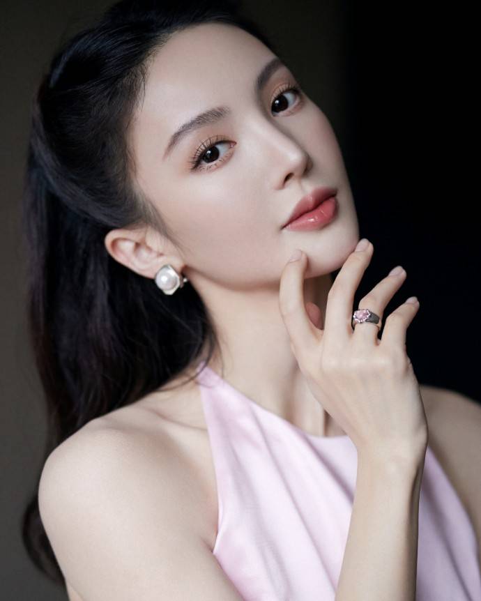 内地知名影视女演员金晨,作为"兰蔻品牌大使"在成都万象城出席"兰蔻菁
