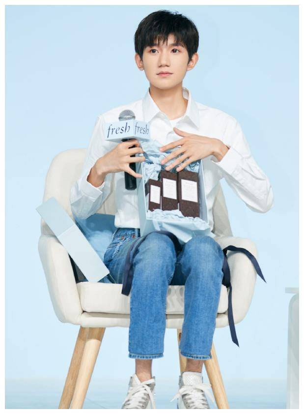 王源腿怎么瘦成这样裤子都撑不起来铅笔裤穿成直筒裤既视感