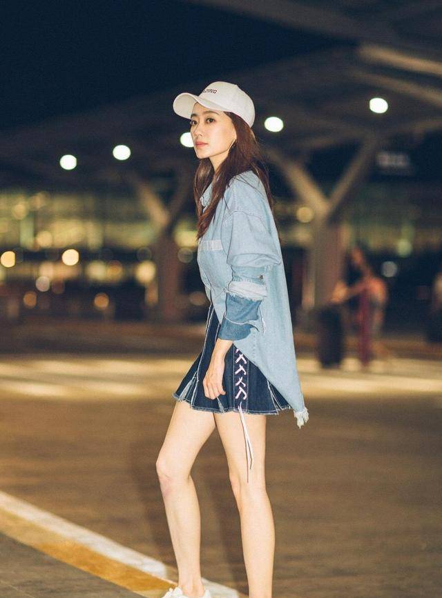 原创35岁张小斐亮相上海国际电影节白衬衫高腰长裤干练又有气质