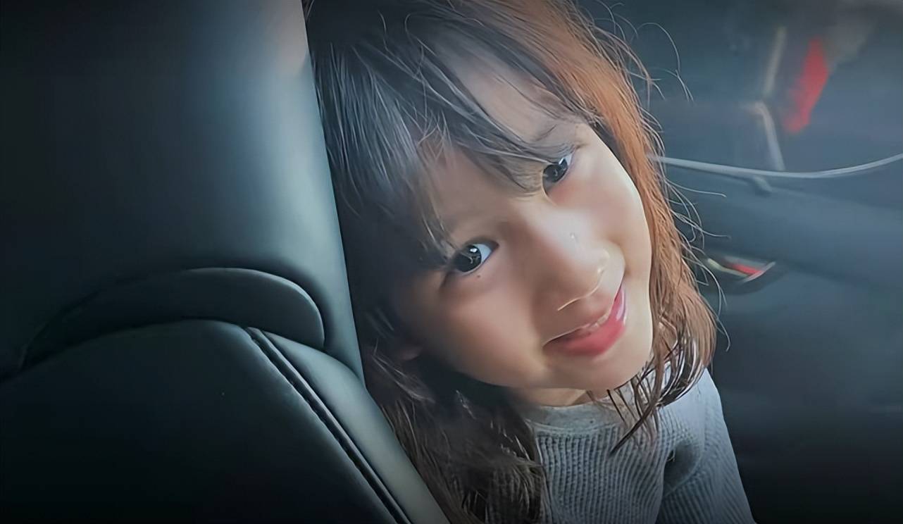 孙莉晒二女儿近照,9岁多妹涂大红唇穿旗袍