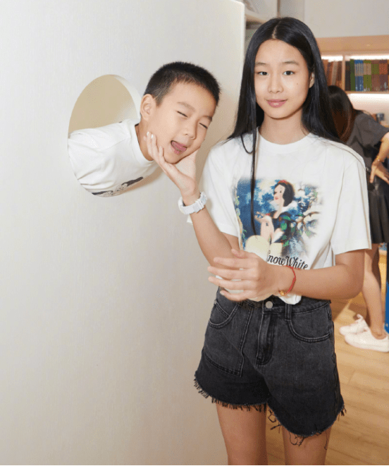 佟大为老婆带三娃逛书店,母女站一起似姐妹