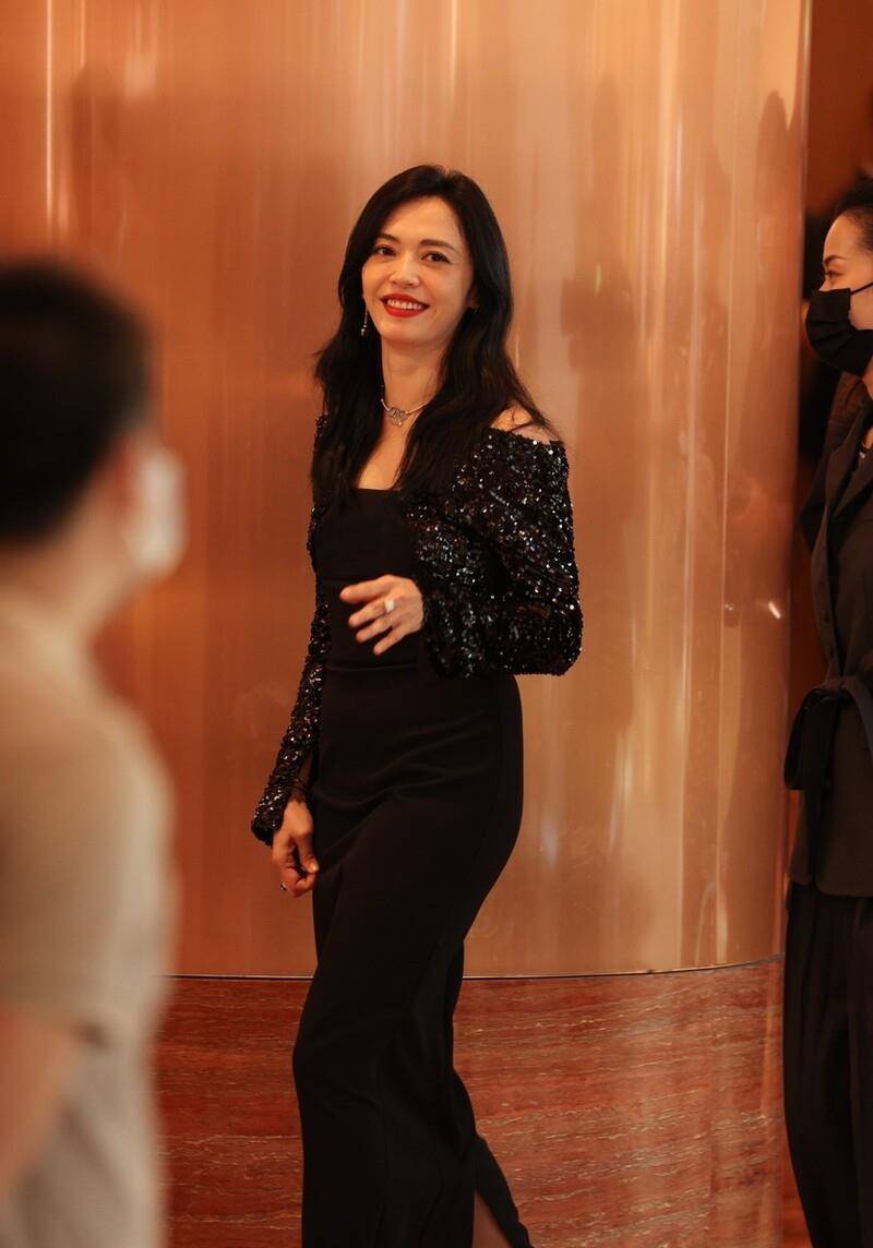 姚晨出席品牌活动黑色包臀裙知性高贵