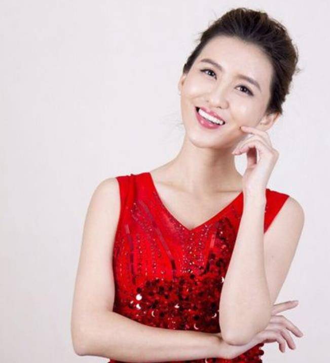 原创主持人龚凡放弃保送清华北大的it学霸跨界去做主持她值得吗