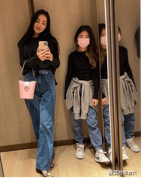 曹格老婆罕晒性感美照!一双美腿沾满沙子