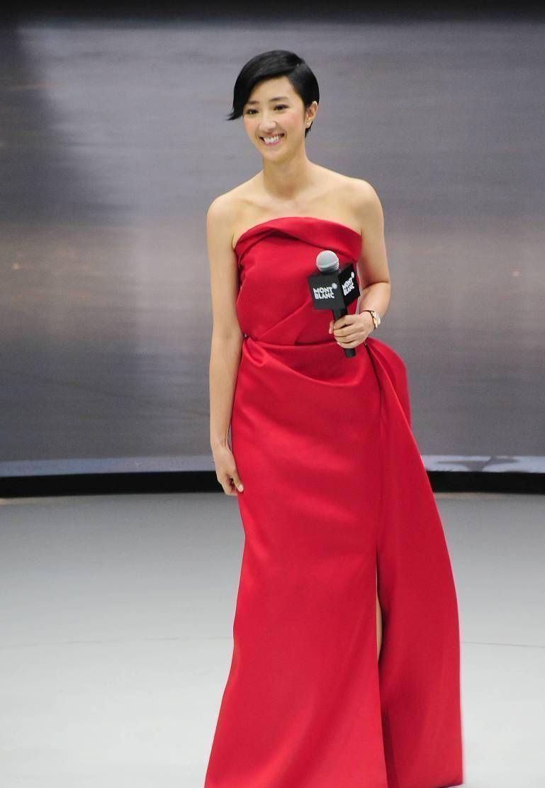 原创桂纶镁的气质越来越美了穿红色裙子秀好身材无修图显黑也不丑