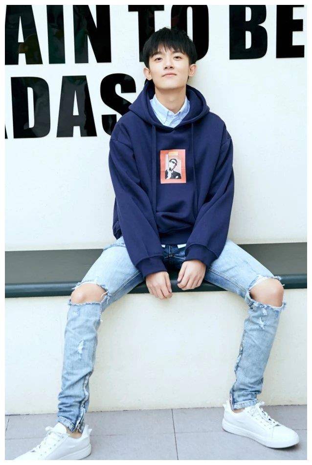 原创小可爱97令山为证明腿长穿窟窿裤摆拍网友想嫁