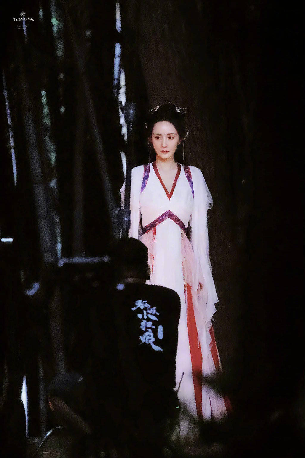 杨幂受伤后复出拍戏太拼化妆掩盖眼角伤势古装造型美出仙气