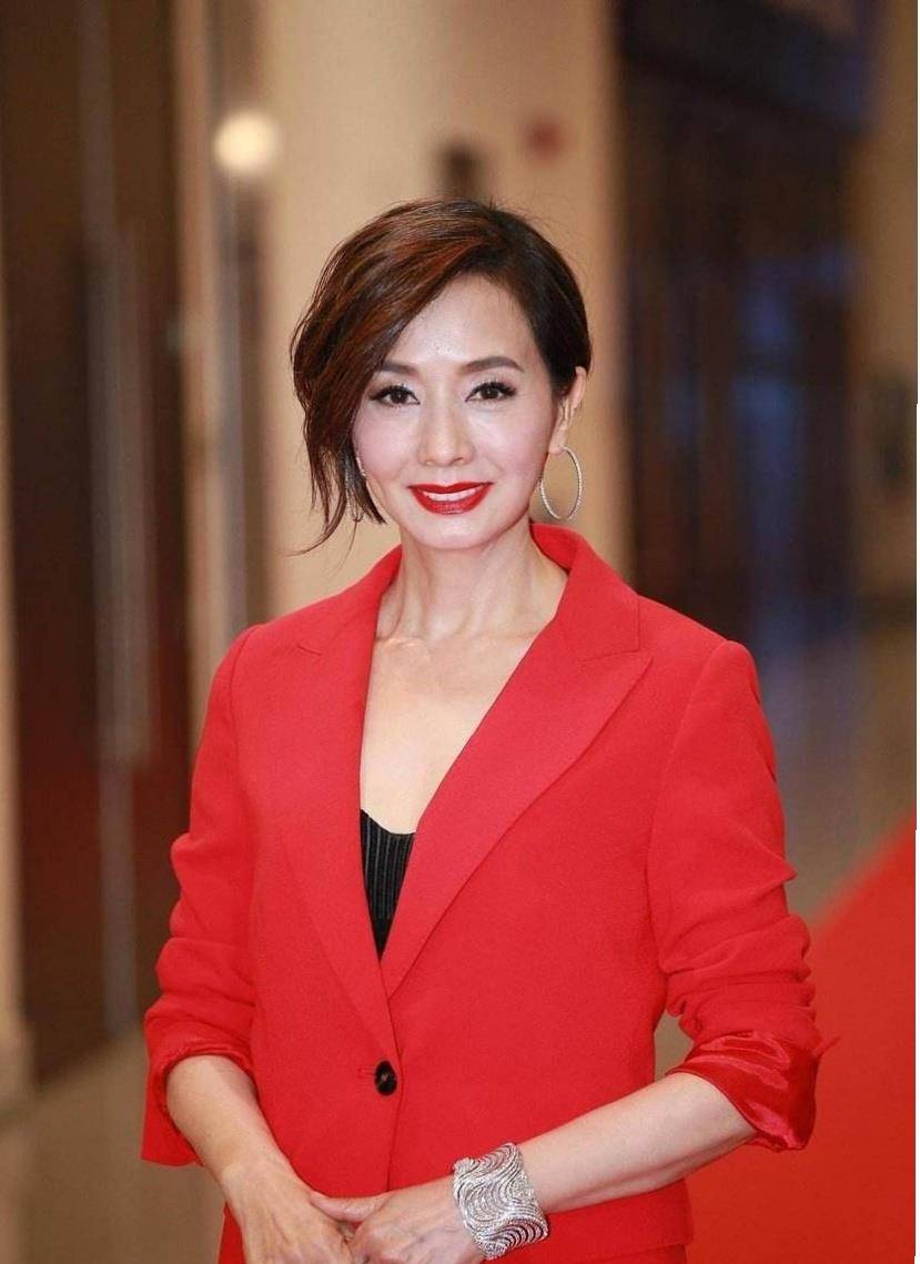 60岁毛舜筠气质出众,穿粉色西装高级优雅,波波头精致时髦_的设计_黑色