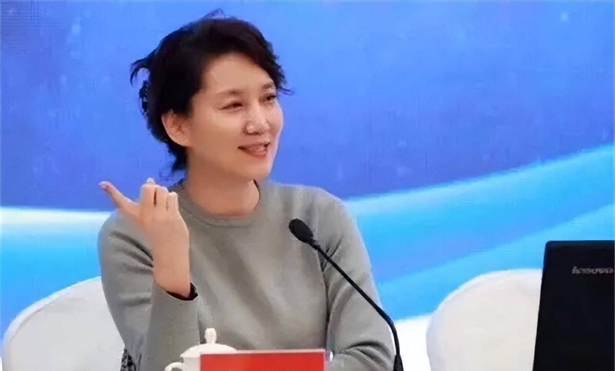 贺红梅,崔志刚和张仲鲁领读民法典条文,并且汇总梳理