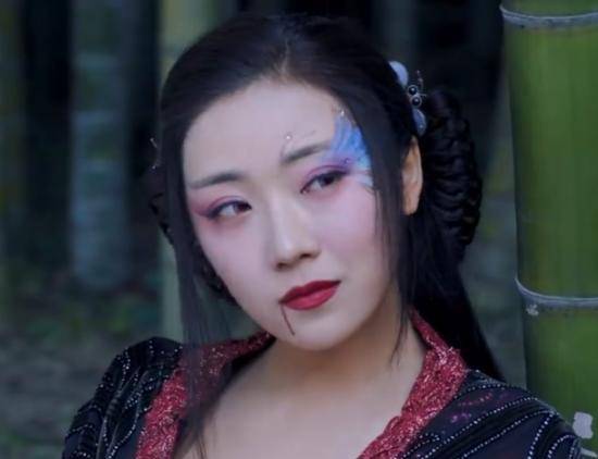 在《问天录》里面菅纫姿一人分饰两角,一个是妖界的白凝雨,是一个腹黑