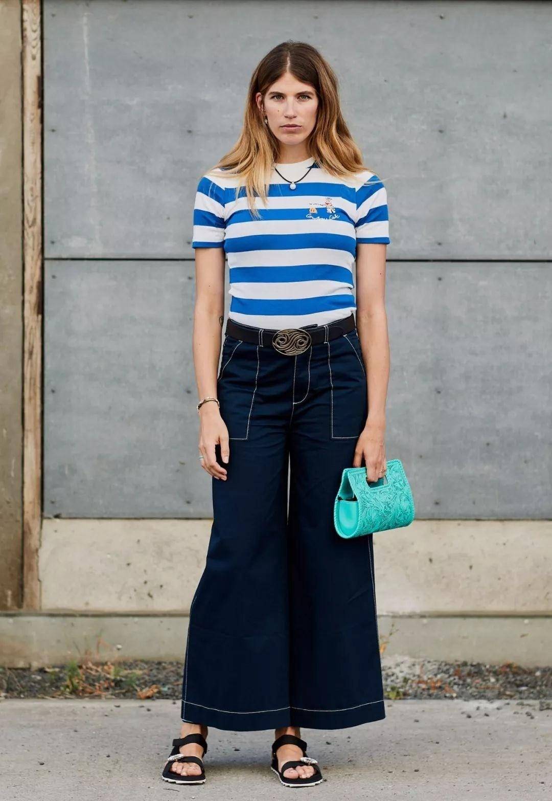 维多利亚气质真好,条纹t恤配牛仔裤简约随性,大长腿实力抢镜_身材