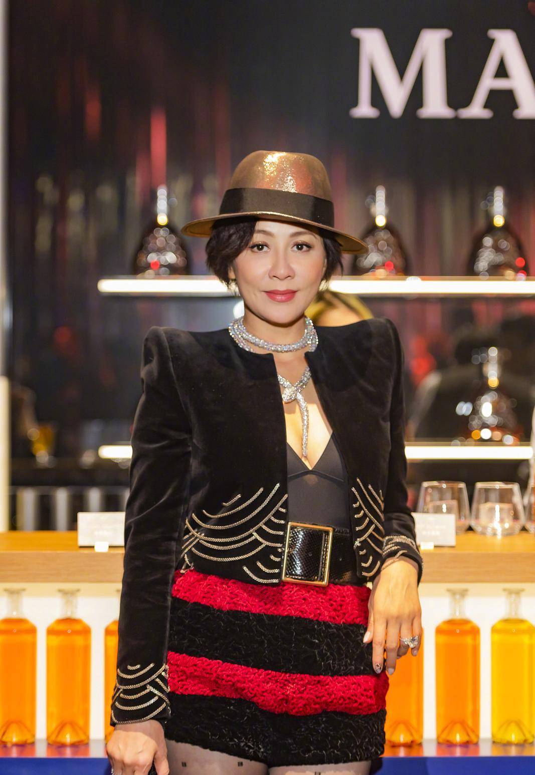 原创刘嘉玲野心真大穿西装直接露出bra好清凉配波点丝袜抢镜