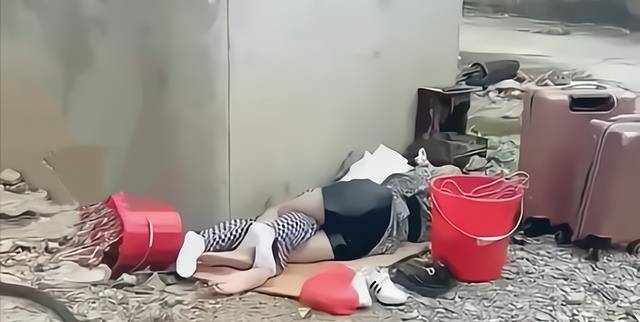 两女子穿着清凉,天桥底下打地铺,网友:这样很危险,晚上更可怕