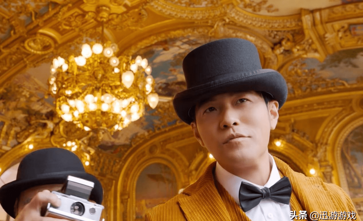 在这部自导自演的mv中,周杰伦成为时空过客,在悠扬的琴声中回到过去