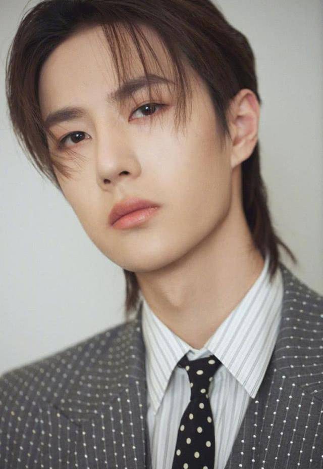 原创王一博17岁旧照曝光五官精致6块腹肌荷尔蒙爆棚无意暴露一缺点