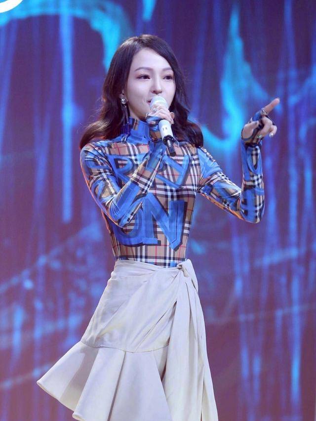 小个子女生穿搭典范,学习张韶涵的穿搭技巧,轻松穿出强大气场_衣服