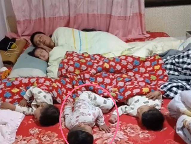 爸爸带仨儿一女睡觉，妈妈拍下“睡照”走红，三胞胎儿子是意外