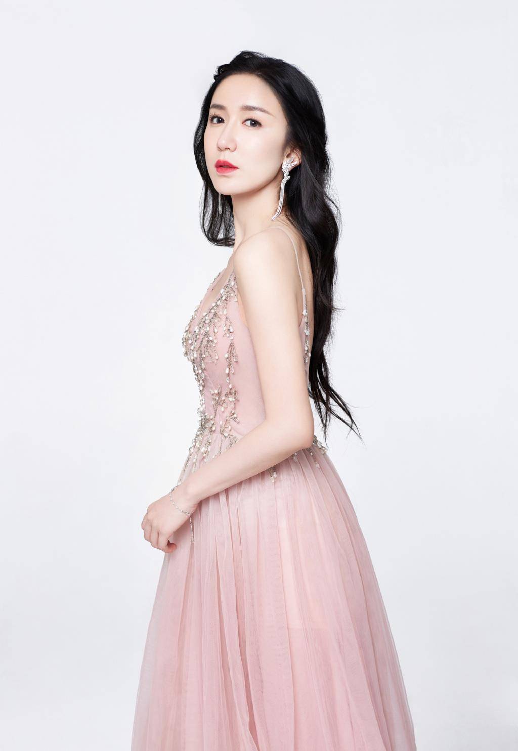 原创娄艺潇打扮得真招摇穿墨绿色抹身材礼服出镜秀牛奶肌好迷人