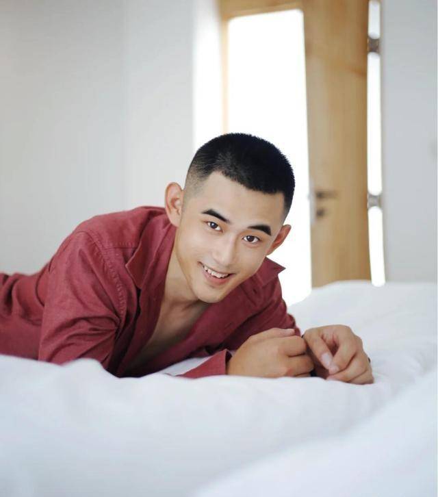 健壮的身材,阳刚的气质,爱健身的男生浑身散发诱人的荷尔蒙气息_寸发