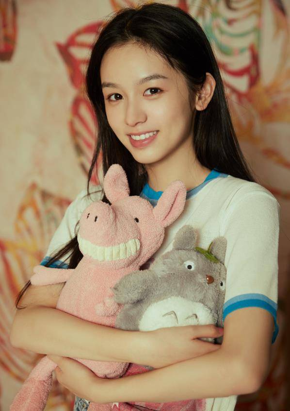 周也拒绝高冷脸看她与玩偶合照时也太青春少女了