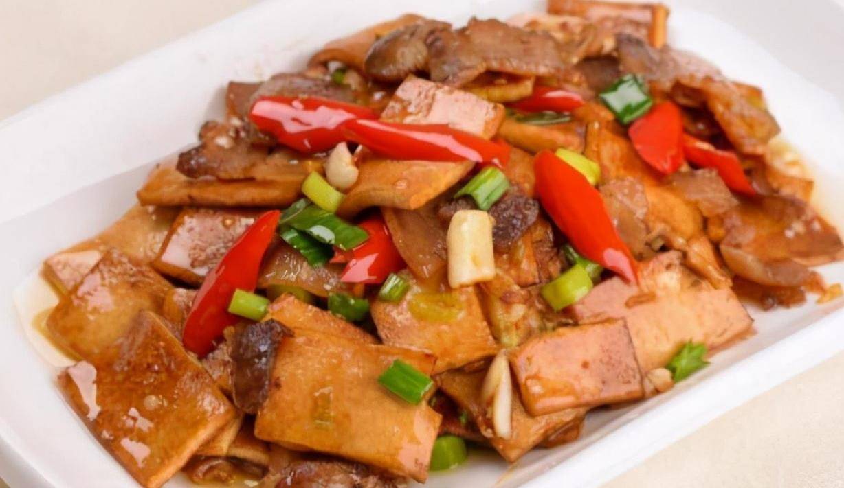 还需在烹制过程中添加一物,只有添加上了这种物品,这道香干豆腐烧肉才