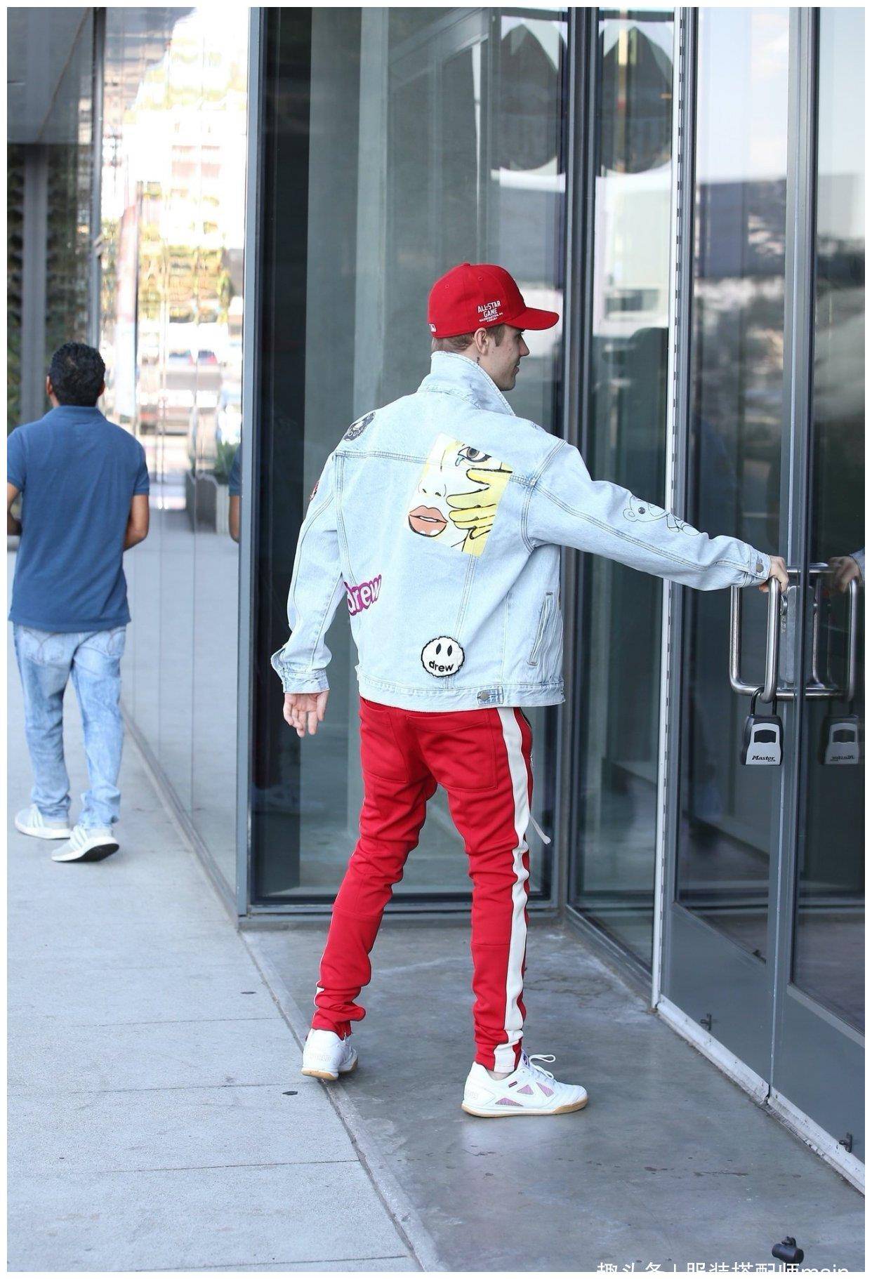 贾斯汀婚后终于好好穿衣,涂鸦牛仔服潇洒酷帅,头戴小红帽很吸睛