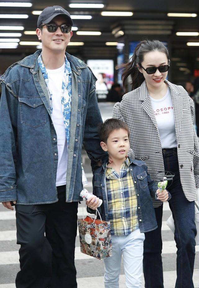原创霍思燕一家三口出街身穿格子西装气质好嗯哼看起来好乖巧