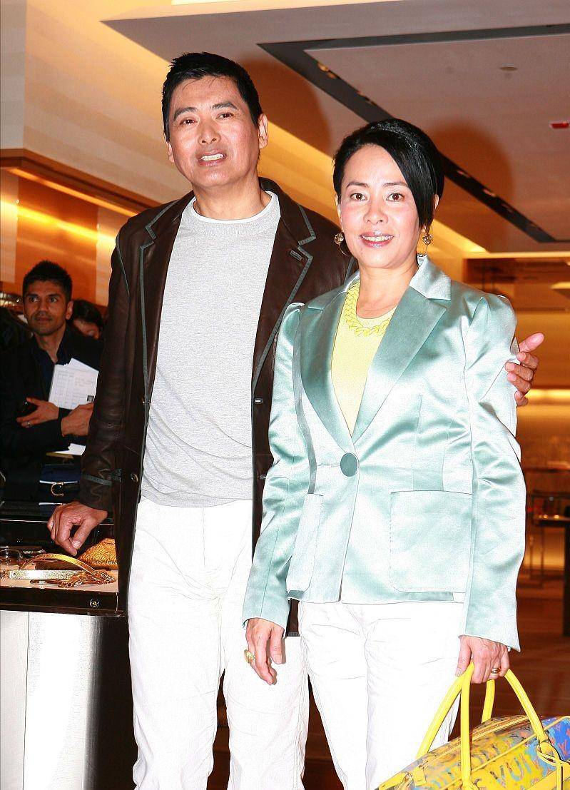 原创陈荟莲虽然不漂亮但是气质挺不错的怕挂脖裙显胖特意多包一块