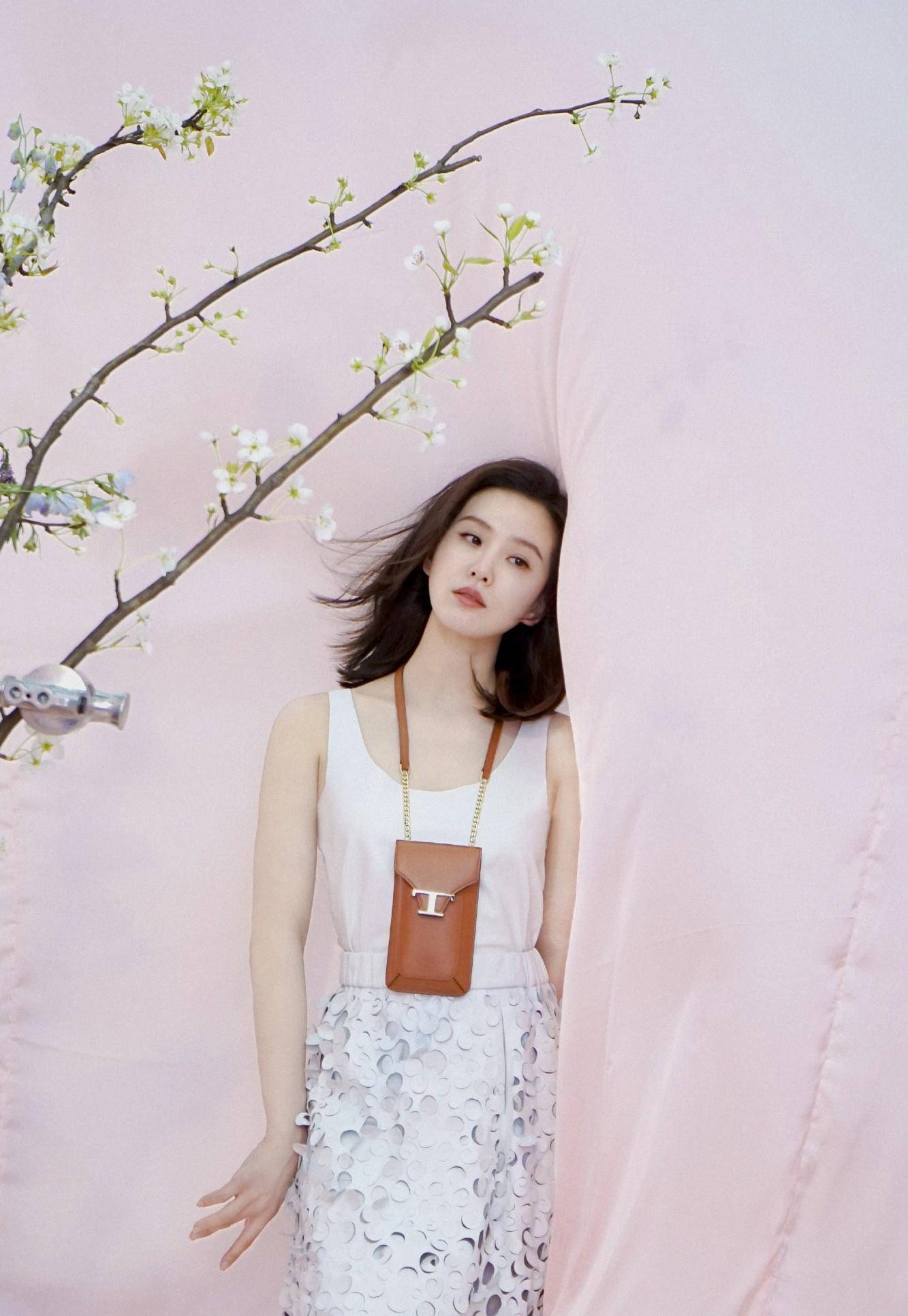 刘诗诗这个造型非常温婉,温柔的穿着拼接连衣裙,吊带设计,衬出身材