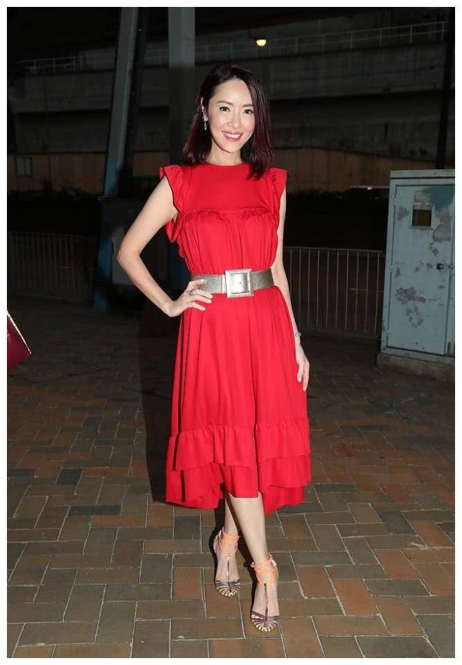 53岁温碧霞遇上45岁向海岚,一个扮嫩用力过猛,一个美得毫不费力