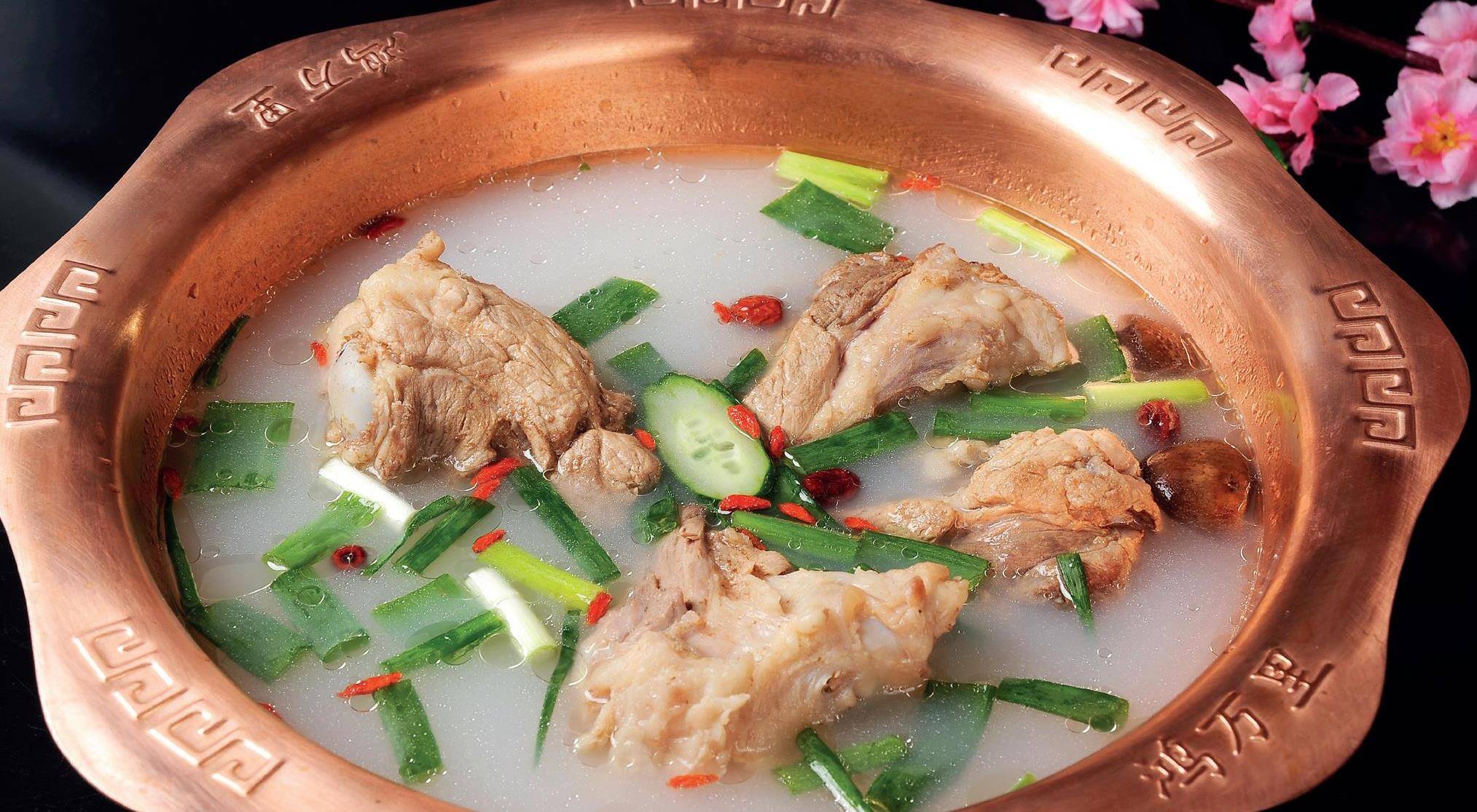 原创周末火锅揭开浓汤大骨锅底的神秘面纱