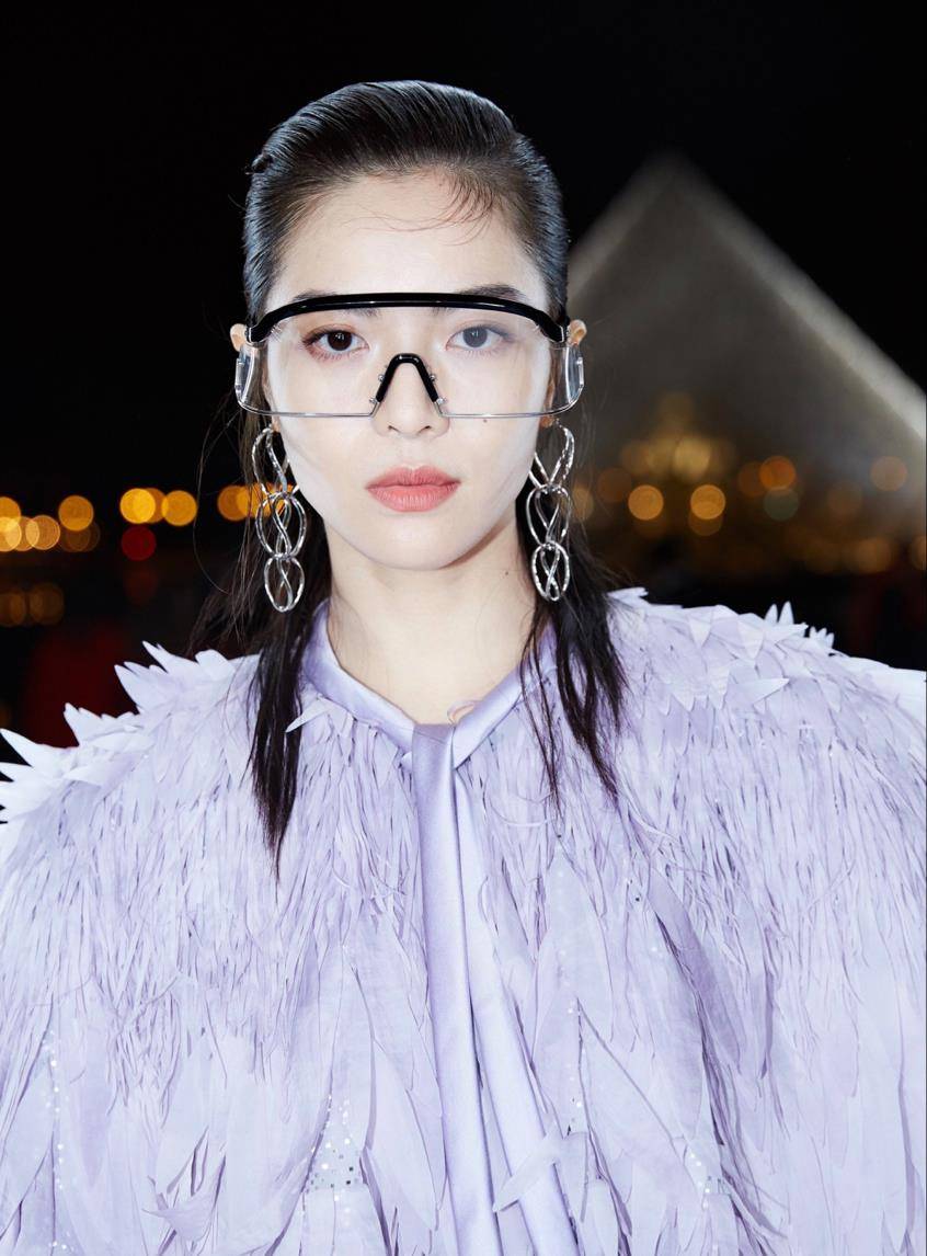 原创钟楚曦复古珍珠耳环十分亮眼金属套环耳圈设计感十足颜值真高