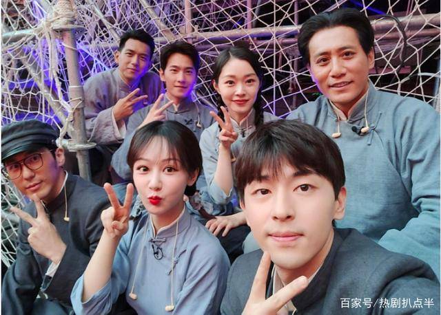 七一晚会后台合照杨紫邓伦同框,杨洋被群演抢镜,成龙很精神_李现