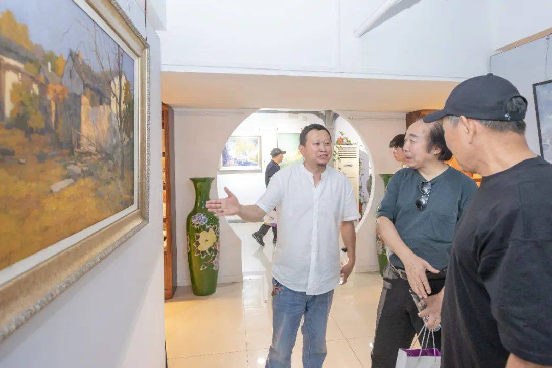 许丽丽女士和钱流教授为"军创望江艺术馆"进行揭牌学术主持人钱流教授