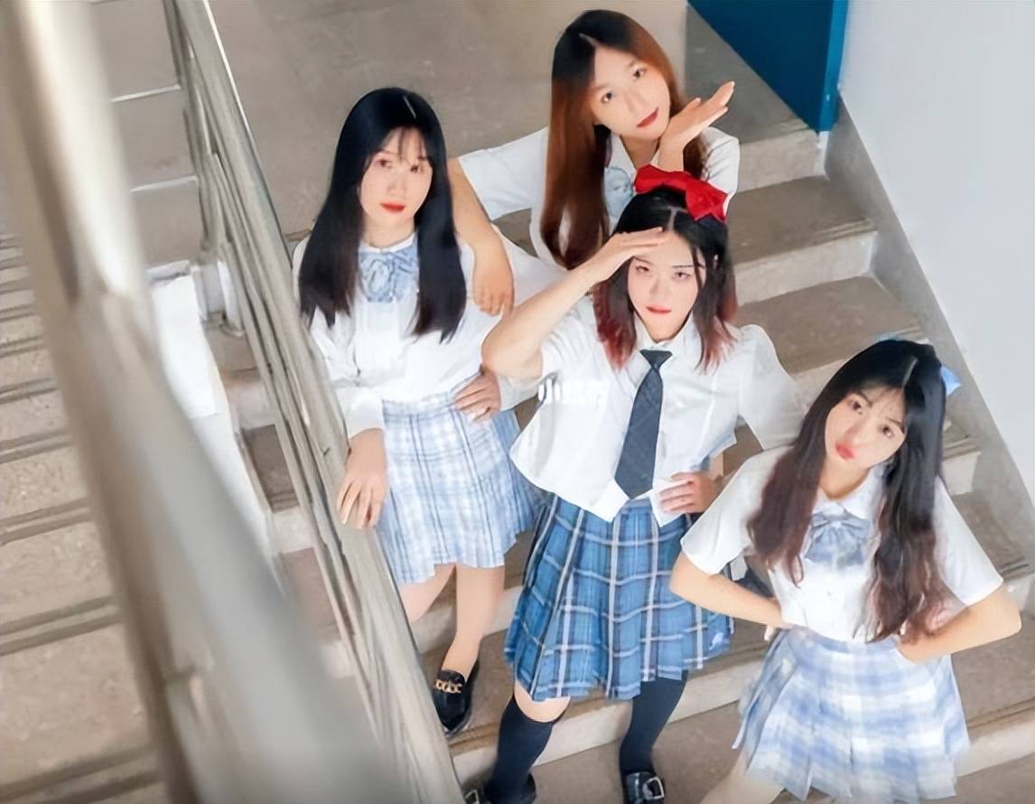 原创大学生穿jk拍毕业照满屏大长腿被指有伤风化学生霸气回怼