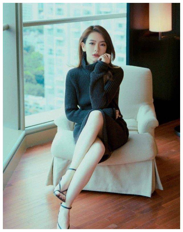 原创有种坐姿一般人做不来戚薇穿修身的长裙都能坐下不到90斤