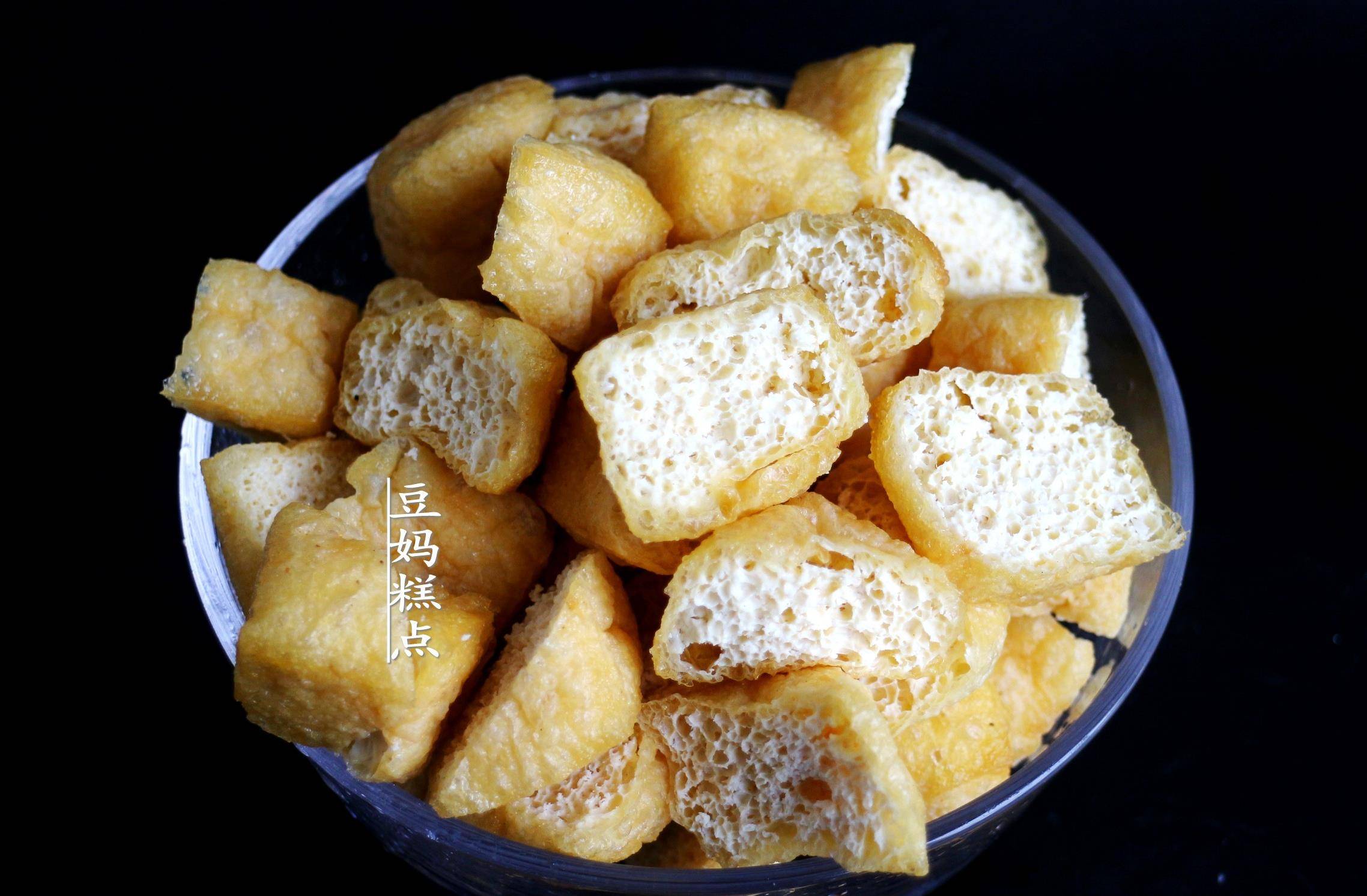 1,油豆腐泡洗净,用厨房专用剪刀斜三角剪开.