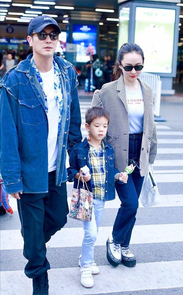 原创霍思燕一家三口出街身穿格子西装气质好嗯哼看起来好乖巧