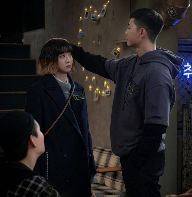 《梨泰院class》"甜夜"成打卡圣地原著作者放立体牌供游客拍照_朴叙俊