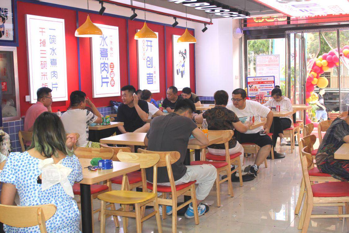 消费者主动参与店铺推广,提高了店铺盈利外,还能免费为店铺宣传推广。三、服务态度服务一直是餐饮店不可忽