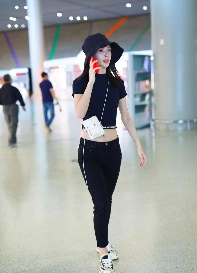 这张照片中,金晨选择了一身全黑色的造型,黑色低腰紧身牛仔裤秀出自己