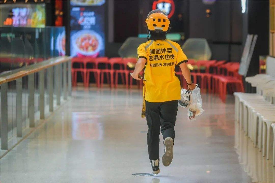 原创大学生假期送外卖被客户刁难对着镜头委屈落泪假期工有多难干