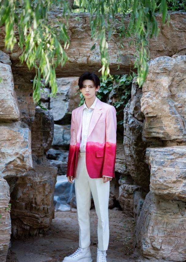 小鬼王琳凯不走寻常路,挑战最难驾驭变色西装,帅气不输蔡徐坤_look