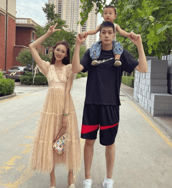 32岁任骏威喜当爹!娇妻晒与宝宝合照,颜值不输任骏飞博士妻子
