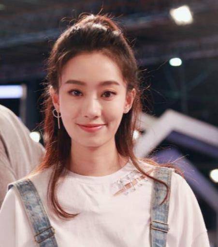 原创她是冯巩的爱女因舞台跷二郎腿而出名如今却为贾玲打工